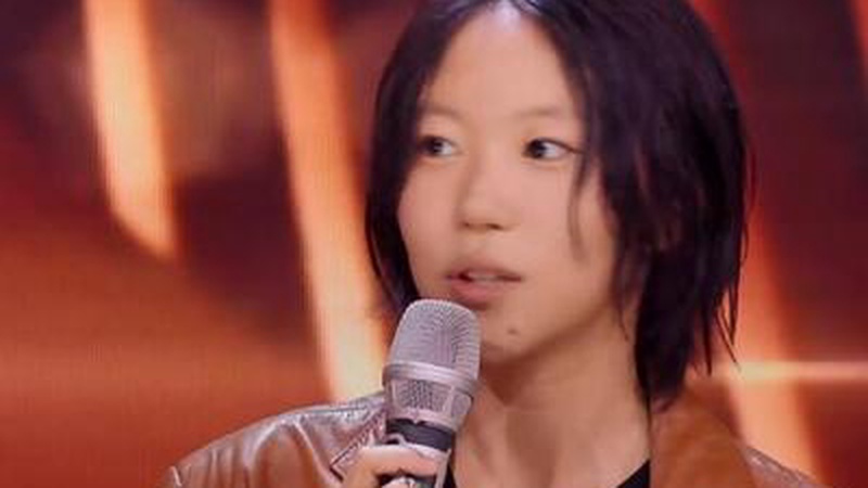 窦靖童宋妍霏深夜牵手遛狗被拍疑似恋情曝光引发热议